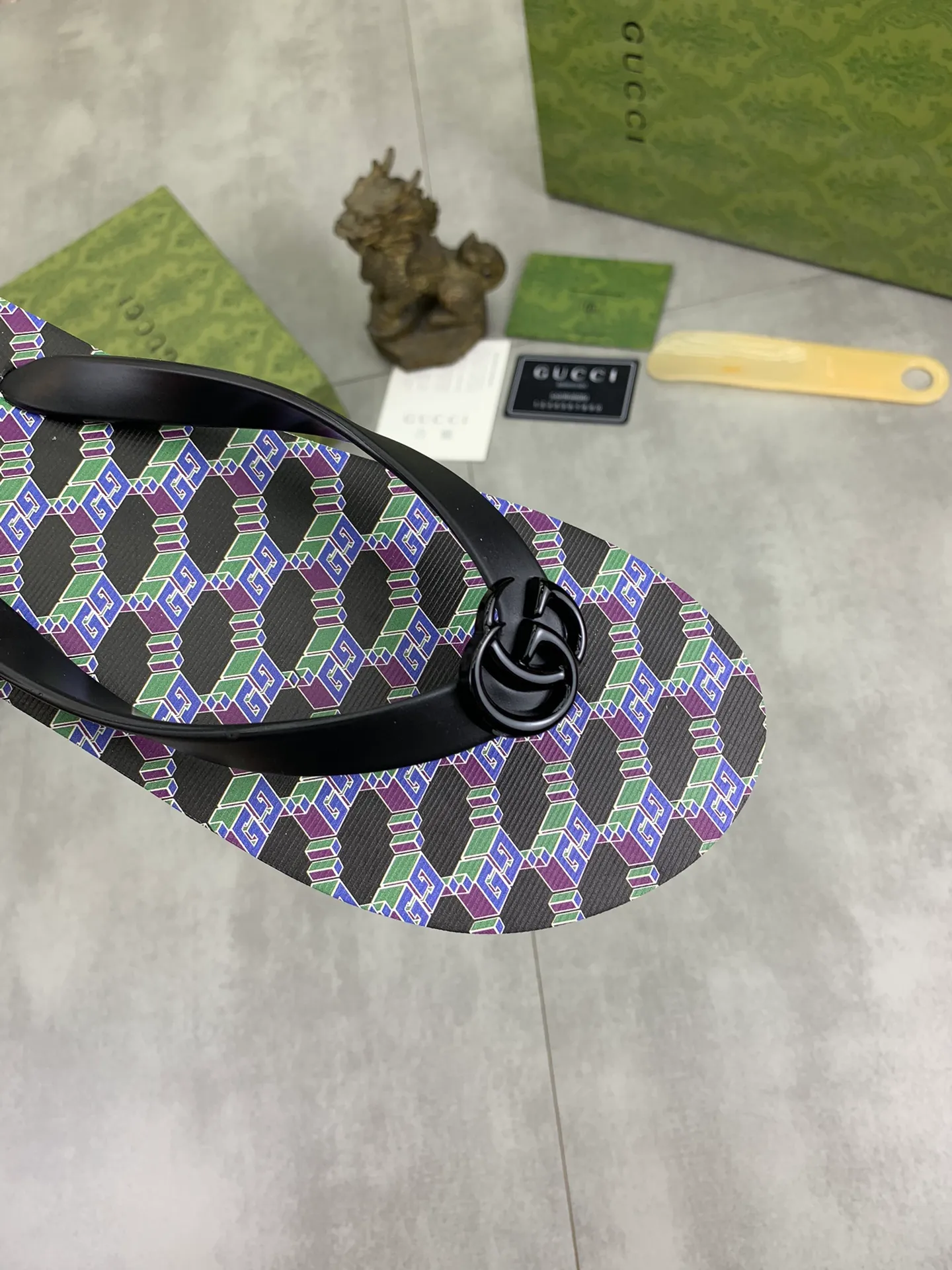 Men's men's shoes 💰P220💰【New style】🆘【GUCCI】Official website's popular Gucci adult couple 🧑‍🤝‍🧑 style, children's flip-flops are on sale at the counter simultaneously! Original fabric imported from Italy. Original bottom provided by the original factory. Size: Adult 36-45. Children’s size: 30-37. Multiple colors available.
